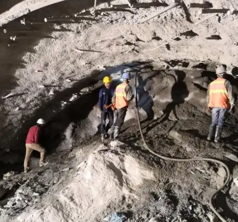 红桥隧道拱顶带模注浆料，微膨胀注浆料的特点及施工工艺